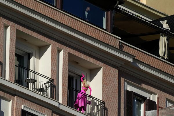 Модель позирует на балконе перед началом показа женской коллекции Valentino Осень-Зима 2022-2023. - Sputnik Таджикистан
