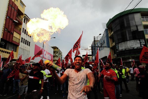 Протестующие на демонстрации из-за резкого роста цен на продукты в Панама-Сити, США. - Sputnik Таджикистан