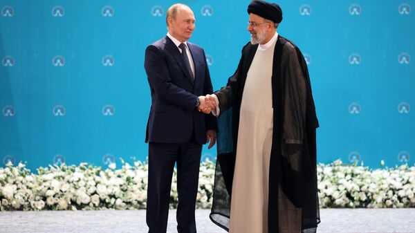 Президент РФ Владимир Путин и президент Ирана Эбрахим Раиси перед началом встречи в Тегеране  - Sputnik Таджикистан
