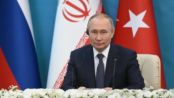 Президент РФ Владимир Путин на совместном с президентом Ирана Эбрахимом Раиси и президентом Турции Реджепом Тайипом Эрдоганом заявлении для прессы - Sputnik Тоҷикистон
