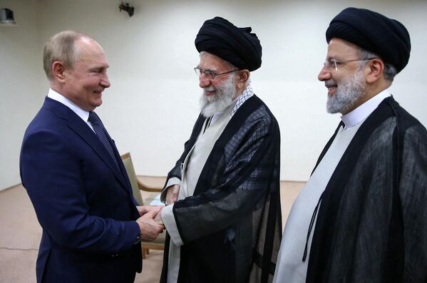Также Путин встретился с духовным лидером и руководителем Ирана Али Хаменеи. - Sputnik Таджикистан