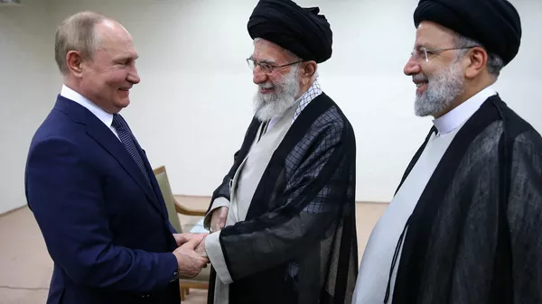 Встреча президента России Владимира Путина с великим аятоллой Али Хаменеи и с президентом Ирана Эбрахимом Раиси в Тегеране  - Sputnik Тоҷикистон