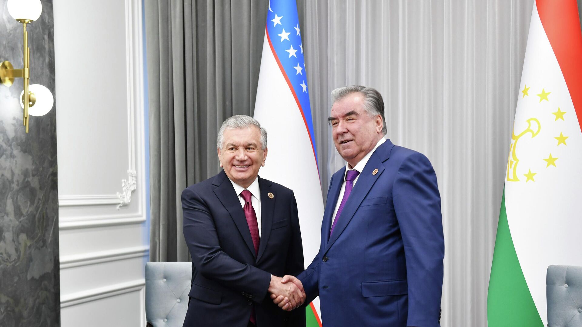 Президент Республики Таджикистан Эмомали Рахмон и Президент Узбекистана Шавкат Мирзиёев - Sputnik Таджикистан, 1920, 21.07.2022