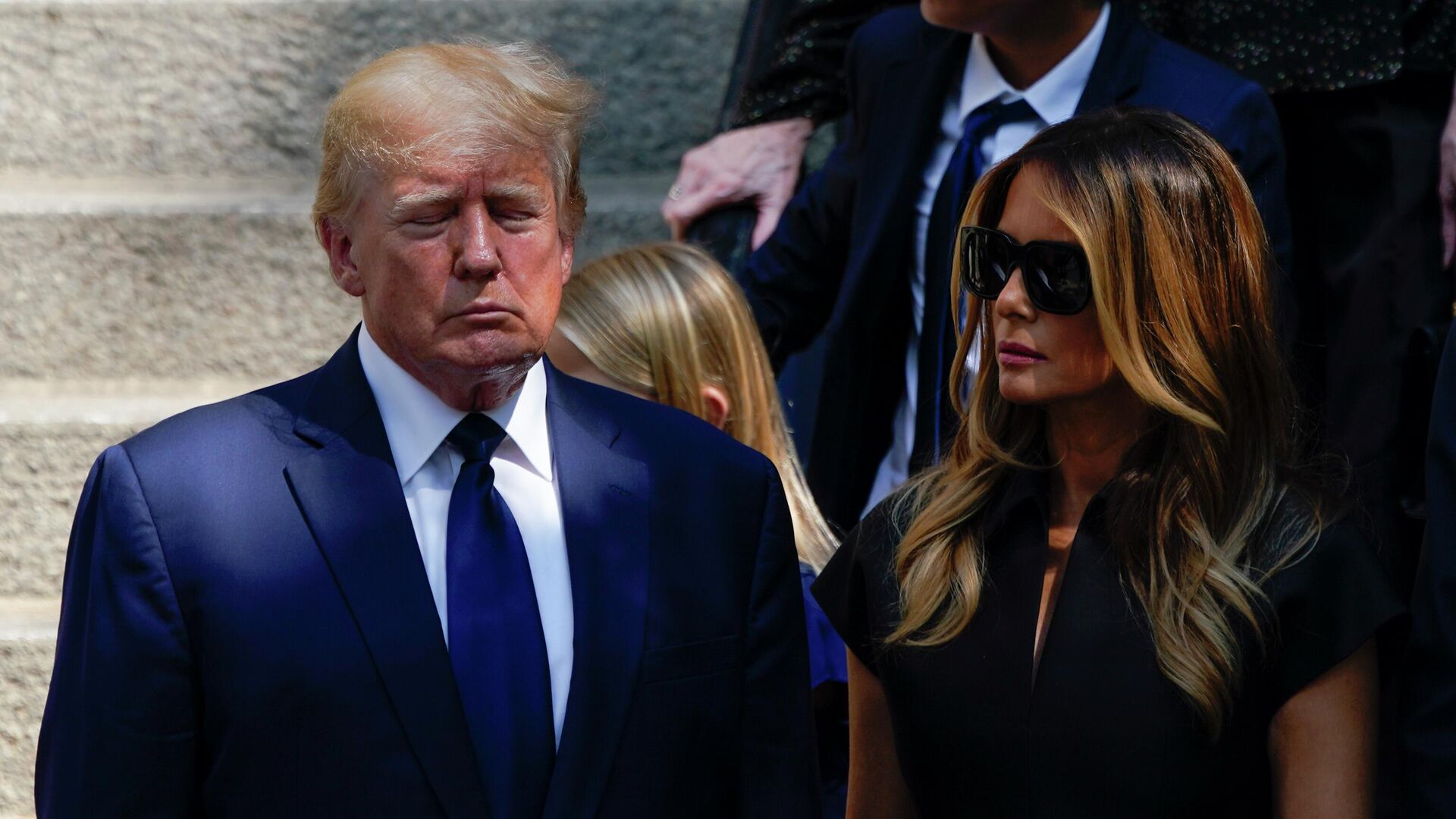 Бывший президент Дональд Трамп и его жена Мелания Трамп после похорон Иваны Трамп в Нью-Йорке - Sputnik Тоҷикистон, 1920, 22.02.2023