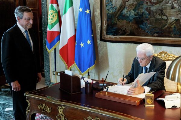 Президент Италии Серджио Маттарелла подписывает указ о роспуске парламента  у отставленного премьер-министра страны Марио Драги. - Sputnik Таджикистан