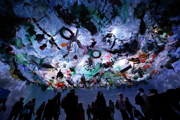 Люди ходят по выставке, имитирующей загрязнение моря, во время 11-й вернисажа науки, технологий, промышленности и искусства Technopolis в Буэнос-Айресе, Аргентина. - Sputnik Таджикистан