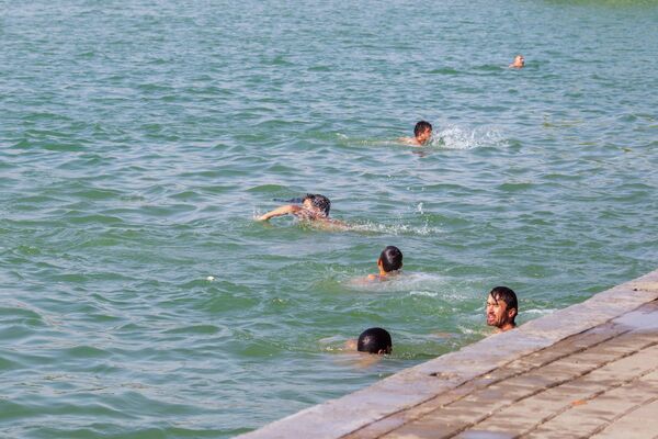 Для того чтобы хоть как-то укрыться от палящих лучей, местные также приходят на территорию искусственного озера, раскинувшегося в самом сердце столицы. - Sputnik Таджикистан