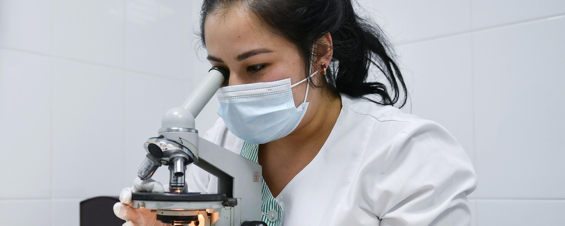 Врач-лаборант проводит исследование в лаборатории  - Sputnik Тоҷикистон, 1920, 16.03.2024