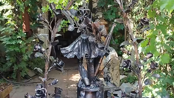 Донецкий скульптор мастерит памятники из  гильз и разорвавшихся снарядов: видео - Sputnik Таджикистан
