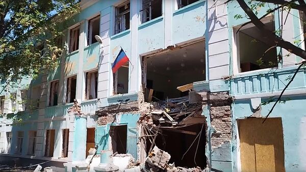 Разрушенная школа в Донецке  - Sputnik Таджикистан