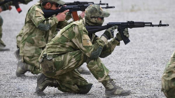 Добровольцы стреляют из автоматов Калашникова на базе центра подготовки спецназа в Гудермесе - Sputnik Таджикистан