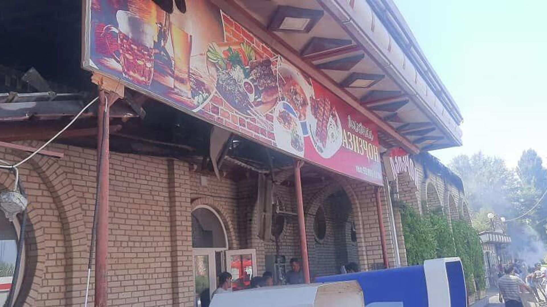 Пожар в кафе Азизджон в Бободжон-Гафуровском районе - Sputnik Таджикистан, 1920, 30.07.2022