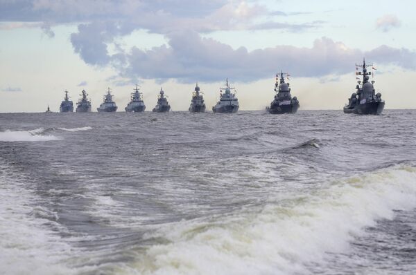 Корабли ВМФ РФ в кильватерном строю на Главном военно-морском параде в честь Дня ВМФ РФ в Кронштадте - Sputnik Таджикистан