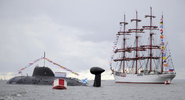 Атомная подводная лодка Северодвинск и барк Седов на Главном военно-морском параде в честь Дня ВМФ РФ в Кронштадте - Sputnik Таджикистан