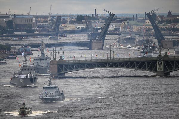 Строй кораблей на Главном военно-морском параде в честь Дня ВМФ РФ в Санкт-Петербурге - Sputnik Таджикистан