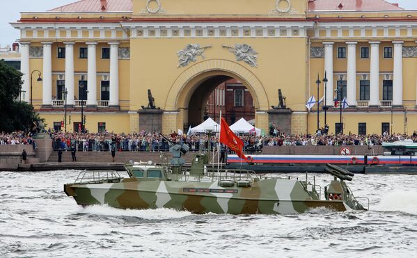 Патрульный катер проекта 03160 Раптор на Главном военно-морском параде в День ВМФ в Санкт-Петербурге - Sputnik Таджикистан