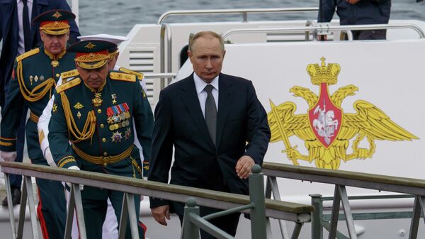 Президент РФ В. Путин принял Главный военно-морской парад - Sputnik Таджикистан