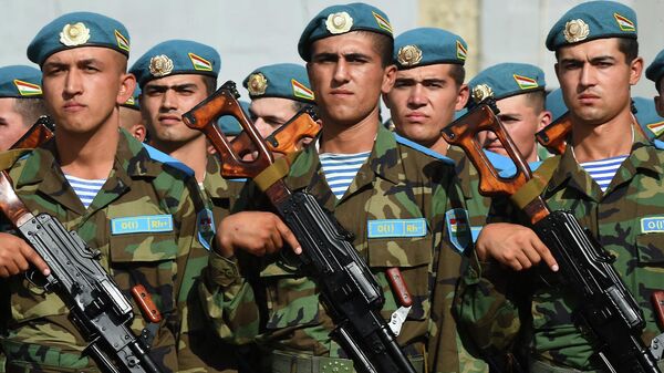 Празднование 25-летия создания Десантно-штурмовой бригады Вооруженных Сил Республики Таджикистан - Sputnik Таджикистан