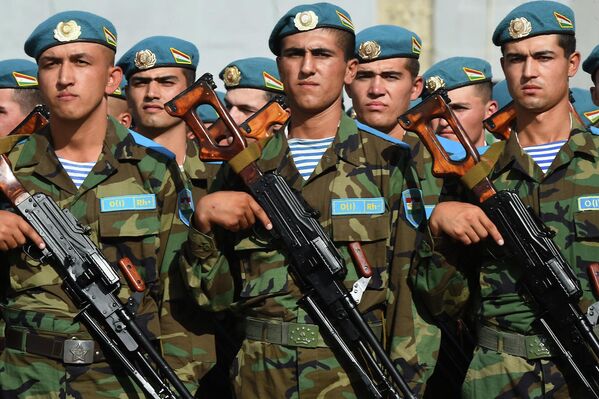 После торжественной речи Рахмона начался военный парад воинских частей. - Sputnik Таджикистан