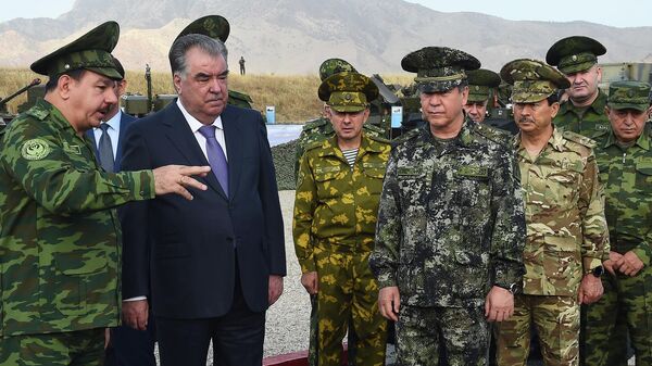 Эмомали Рахмон принял участие в праздновании 25-летия создания Десантно-штурмовой бригады Вооруженных Сил Республики Таджикистан - Sputnik Таджикистан