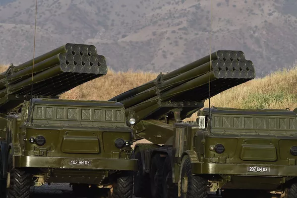 Миёни ин техникаҳои ҷангӣ рокетандози чандгонаи “Ураган” ва “ТОС-1А” дида мешуд Миёни ин техникаҳои ҷангӣ рокетандози чандгонаи “Ураган” ва “ТОС-1А” дида мешуд - Sputnik Тоҷикистон