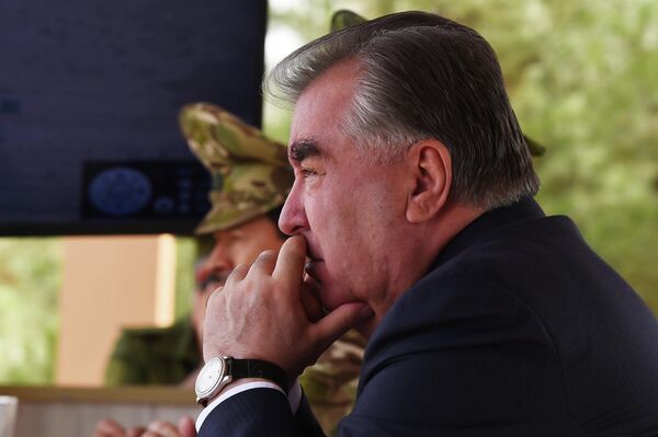 Глава государства поздравил солдат с Днем ВДВ и 25-летием образования 7-й воздушно-десантной бригады. - Sputnik Таджикистан