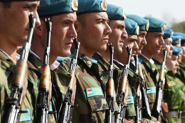 Из-за мировой нестабильности от военных требуется особая концентрация, считает глава государства. - Sputnik Таджикистан