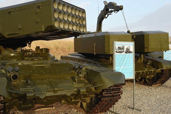 Офицеры рассказали президенту о тактико-технических характеристиках боевых машин. - Sputnik Таджикистан