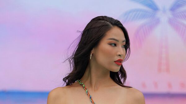 Модель в купальнике марки Playasol на показе Недели пляжной моды в Нью-Йорке - Sputnik Таджикистан