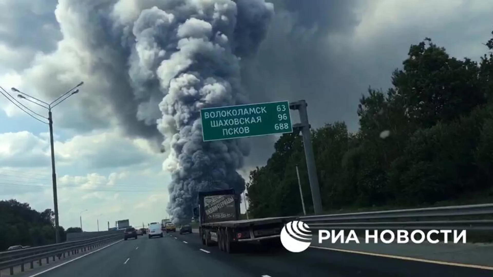 Видео РИА Новости. В Подмосковье горит склад Ozon