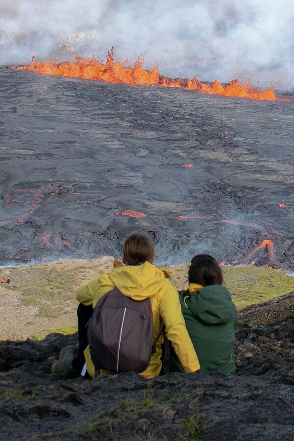 Извержение вулкана началось вблизи столицы Исландии Рейкьявика, расположенного в 30 км. - Sputnik Таджикистан