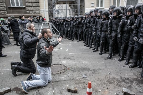На фото: столкновения протестующих с бойцами сил правопорядка во время беспорядков возле здания администрации президента Украины - Sputnik Таджикистан