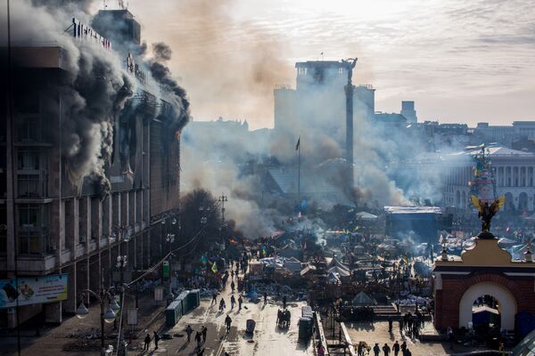 На фото: дым от пожаров и сторонники оппозиции на площади Независимости в Киеве - Sputnik Таджикистан