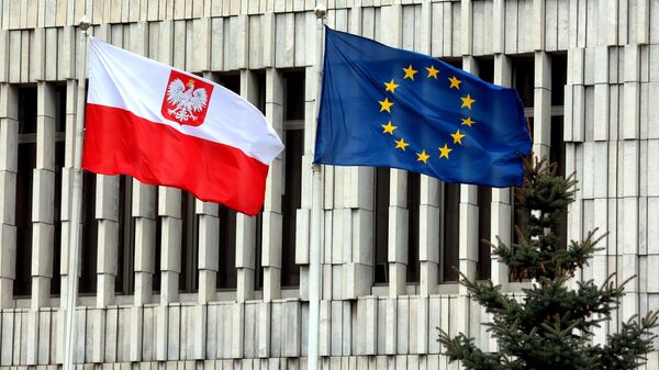 Государственный флаги Польши и Евросоюза - Sputnik Таджикистан