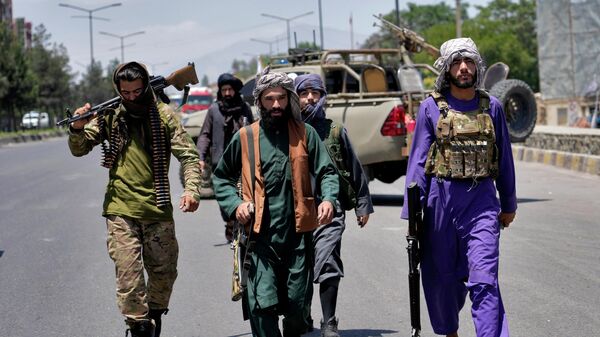 Боевики движения Талибан на месте взрыва в Сикхском храме в Кабуле, Афганиста - Sputnik Тоҷикистон