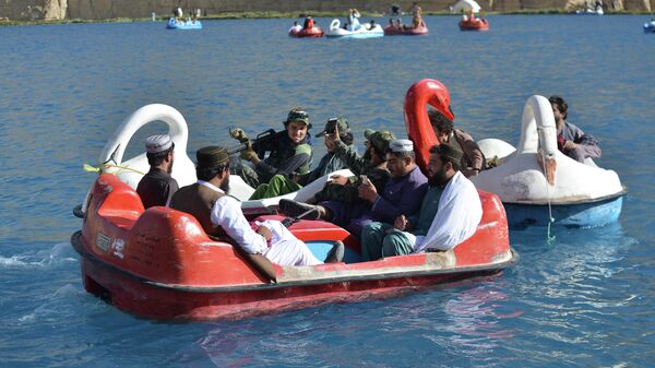 Боевики Талибана* катаются на лодках в провинции Бамиан  - Sputnik Тоҷикистон