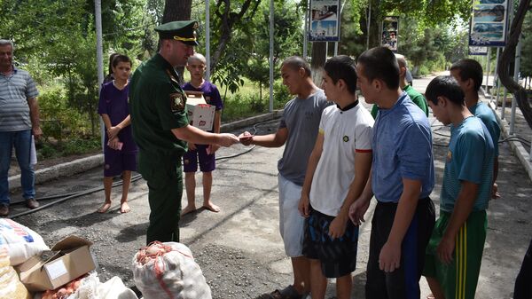 Военнослужащие 201-й российской военной базы, дислоцированной в Таджикистане, оказали гуманитарную помощь детям - Sputnik Тоҷикистон