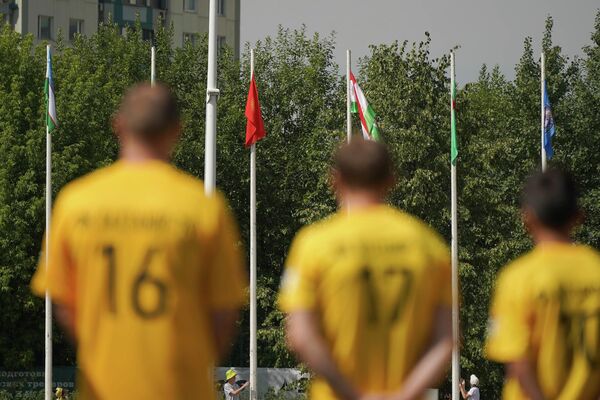 Момент поднятия флагов перед матчем памяти. - Sputnik Таджикистан