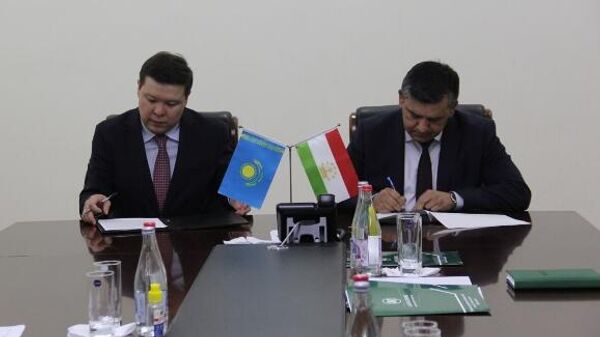 Подписание договора Меморандума между Амонатбанком и KazakhExport - Sputnik Таджикистан