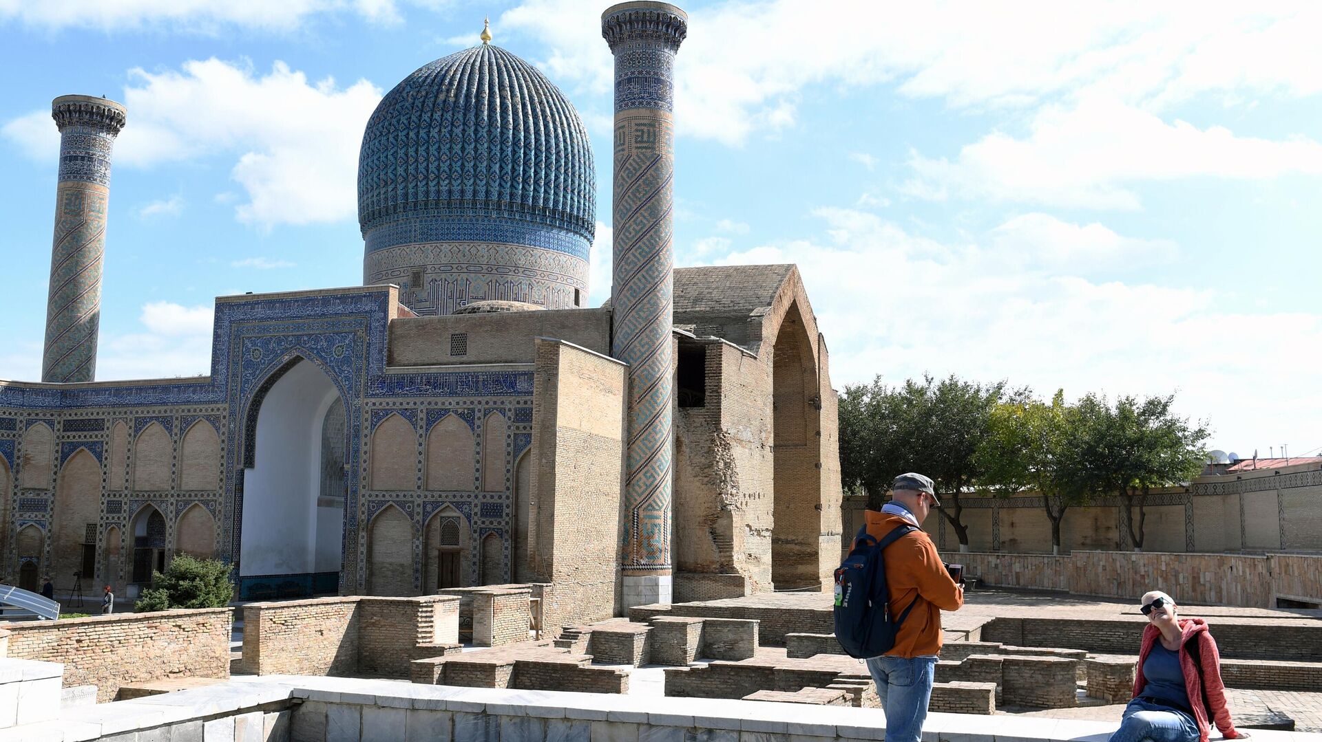 Туристы фотографируются у мавзолея Гур-Эмир и усыпальницы Тамерлана в Самарканде. - Sputnik Таджикистан, 1920, 29.09.2022