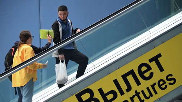 Пассажиры в аэропорту - Sputnik Таджикистан