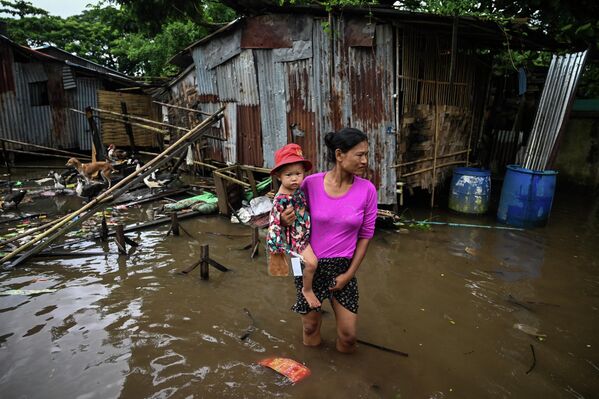 Женщина с ребенком во время паводка на окраине Янгона (Мьянма). - Sputnik Таджикистан