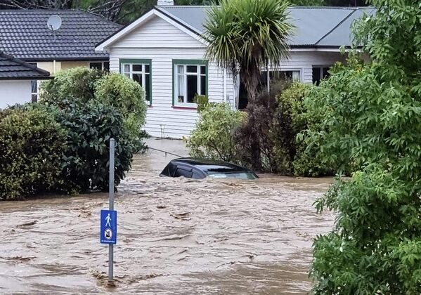 Сотни семей на Южном острове Новой Зеландии были вынуждены покинуть свои дома 18 августа после того, как из-за наводнения в трех регионах было объявлено чрезвычайное положение. - Sputnik Таджикистан