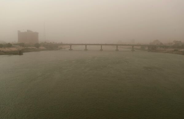 Мост через реку Тигр в столице Ирака Багдаде во время пыльной бури. - Sputnik Таджикистан