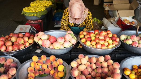 Продажа фруктов на рынке в Ташкенте - Sputnik Таджикистан