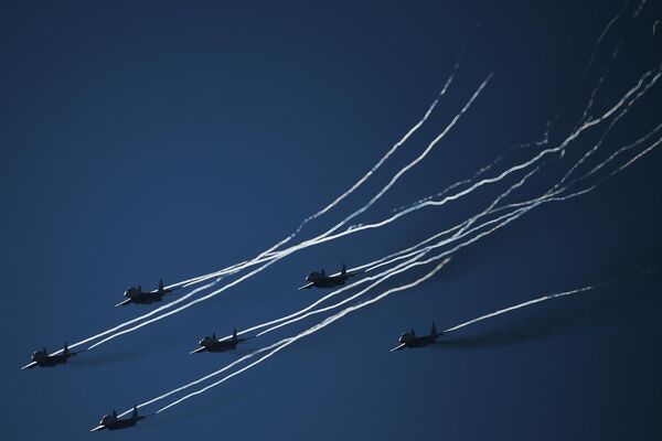 Самолеты МиГ-29УБ из авиационной группы высшего пилотажа &quot;Стрижи&quot; во время летной программы на открытии форума. - Sputnik Таджикистан