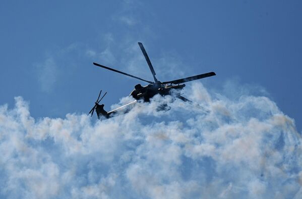 Вертолет Ми-28 во время динамического показа авиатехники. - Sputnik Таджикистан