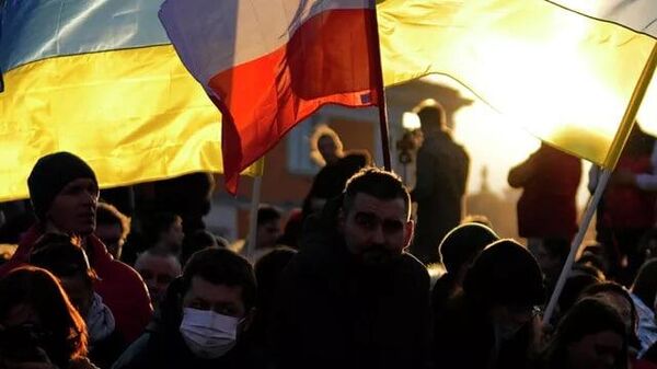 Люди с флагами Польши и Украины в Варшаве - Sputnik Таджикистан