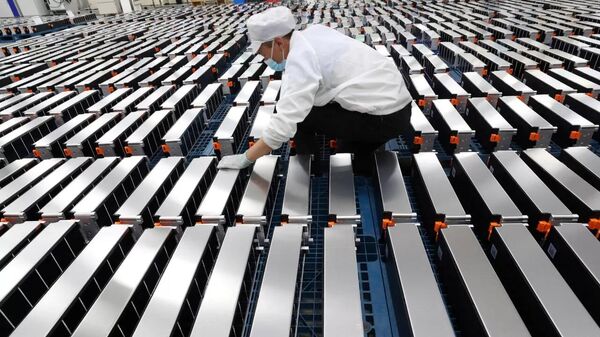 Автомобильные аккумуляторы на заводе компании, которая производит литиевые батареи для электромобилей
 - Sputnik Таджикистан