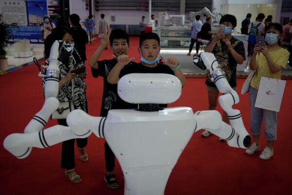 Всемирная конференция робототехники проводится с 2015 года - каждый раз дети  в восторге от изобретений. - Sputnik Таджикистан